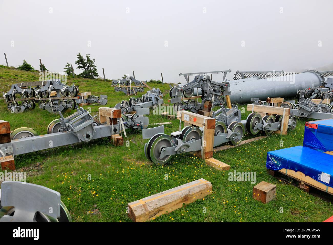 Il materiale per la nuova costruzione di una funivia si trova su un prato Foto Stock