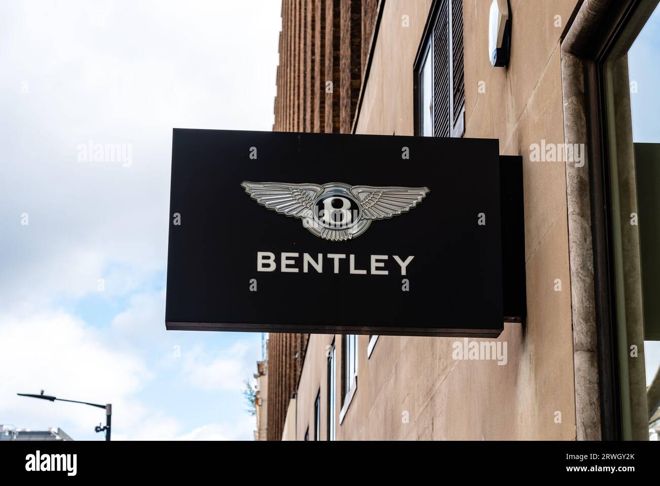 Londra, Regno Unito - 27 agosto 2023: Firma e logo Bentley nello showroom di Londra. Bentley Motors Limited è designer, produttore e commercialista britannico di lu Foto Stock