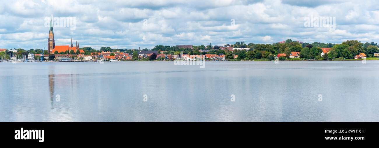 Panorama Stadtansicht von Schleswig mit dem Schleswiger Dom, Schleswig-Holstein, Deutschland Foto Stock