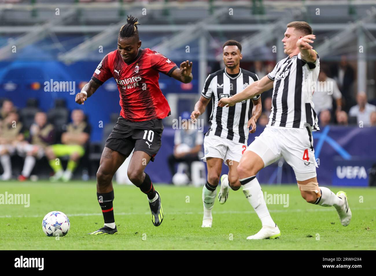 Milano, Italia. 19 settembre 2023. Milano, Italia - 18 settembre 2023 - A.C.. Milan vs Newcastle United fc Champions League - rafael leao a.c. milan e sven botman newcastle credito: Kines Milano/Alamy Live News Foto Stock