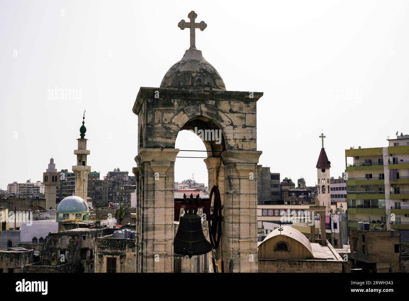 Campanile di una chiesa ortodossa e minareto musulmano, città di Tripoli, Libano Foto Stock