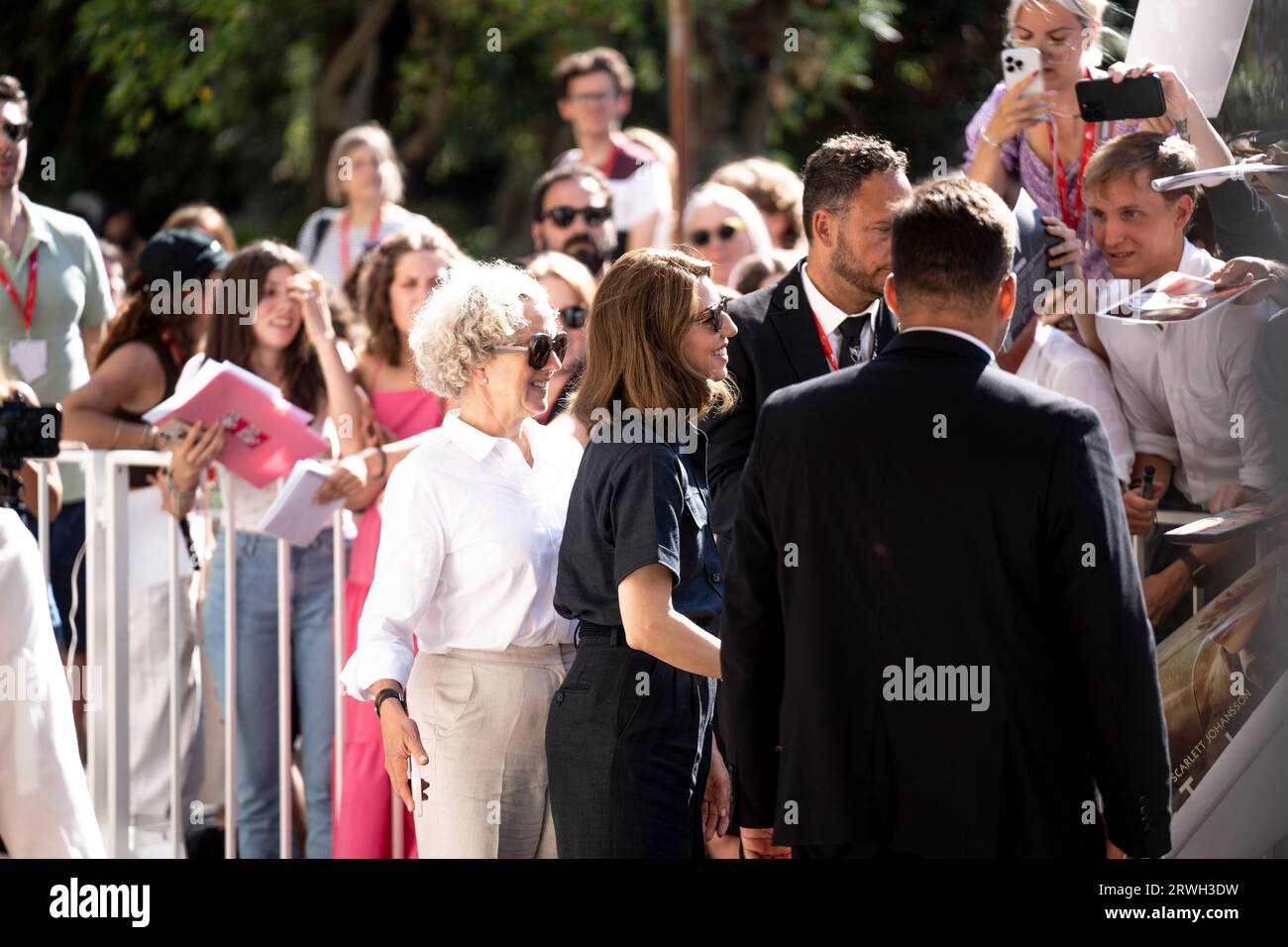 VENEZIA, ITALIA - 04 SETTEMBRE: Cailee Spaeny, Priscilla Presley, Sofia Coppola e Jacob Elordi incontrano i fan dopo il photocall al 80° Venice in Foto Stock