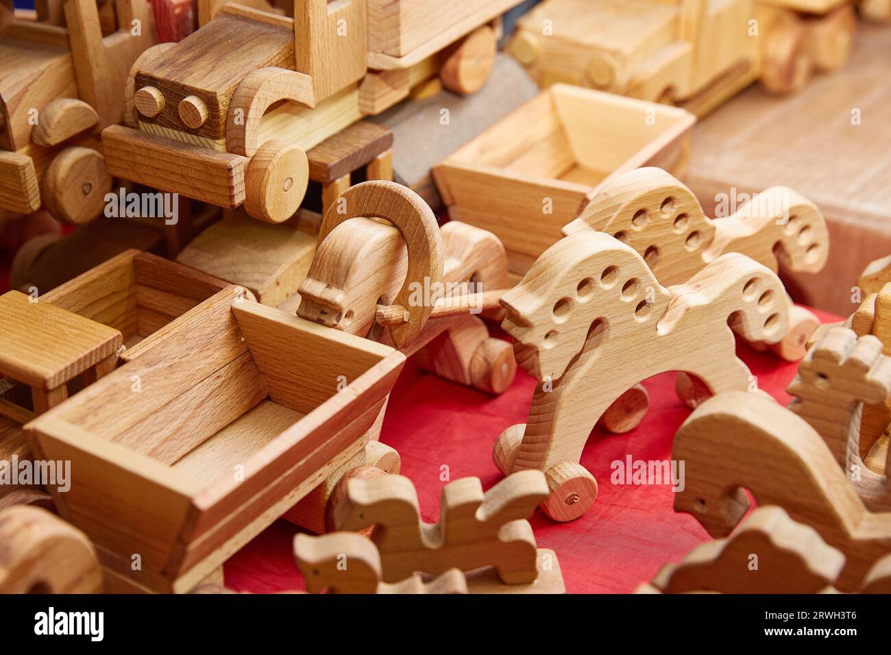 i giocattoli di legno da primo piano si trovano nel negozio sul tavolo. Foto Stock