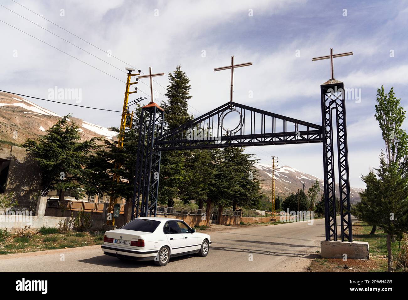 Arco con croce verso un distretto di villaggi cristiani nella piana di Beeka, Libano Foto Stock