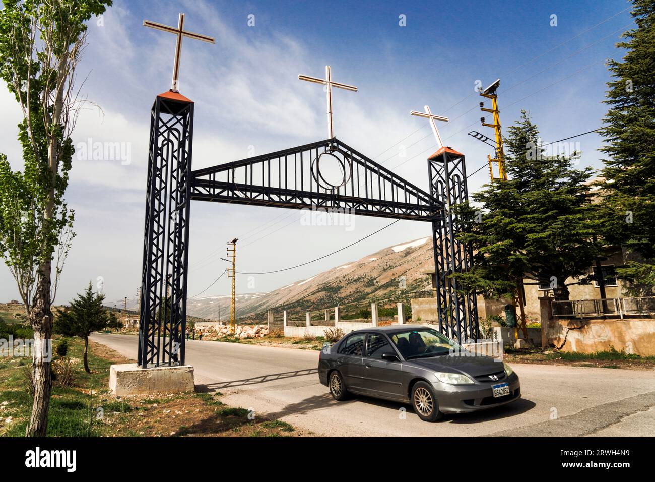 Arco con croce verso un distretto di villaggi cristiani nella piana di Beeka, Libano Foto Stock