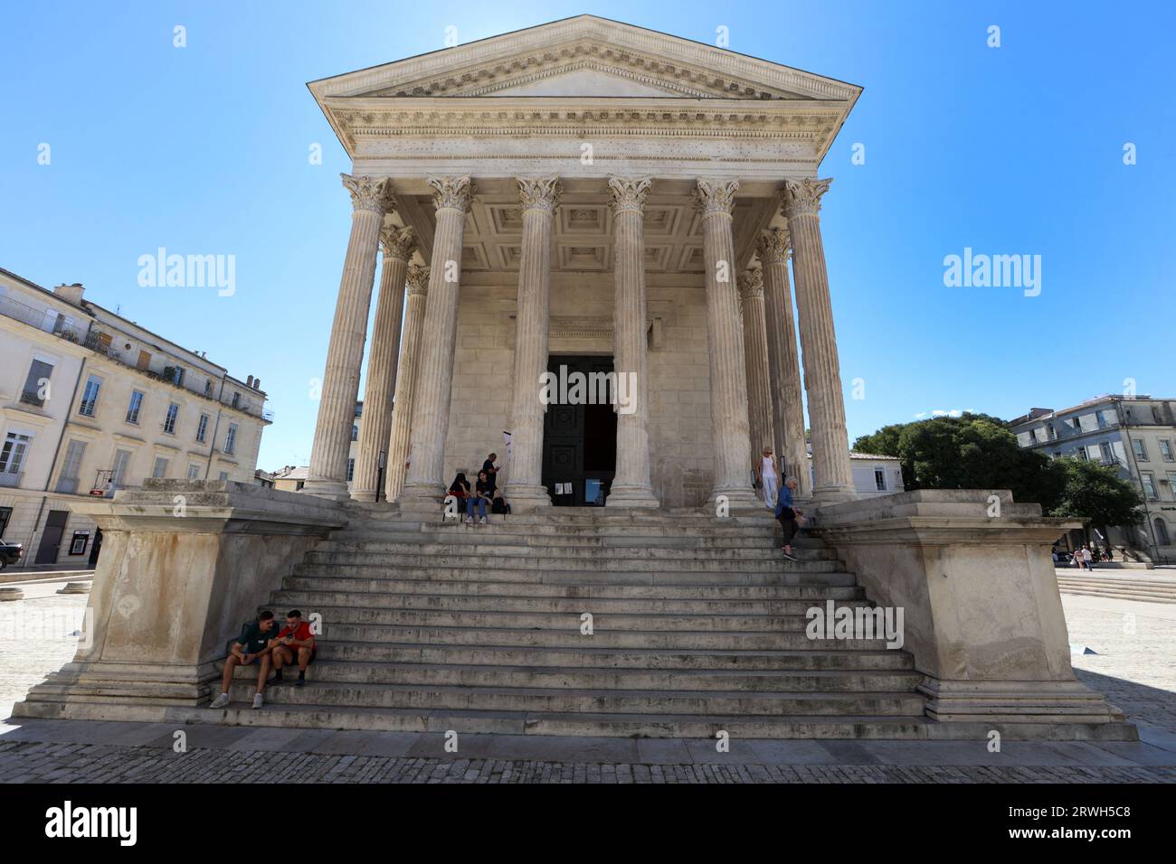 La Maison Carrée di Nimes è stata inserita nel patrimonio mondiale dell'UNESCO. Costruito all'inizio del i secolo d.C., è una delle espressioni più antiche e meglio conservate di un tempio romano dedicato al culto imperiale. A Nimes, nel sud della Francia, il 19 settembre 2023. Foto di Patrick Aventurier/ABACAPRESS.COM Foto Stock