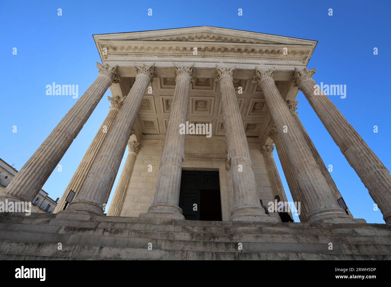 La Maison Carrée di Nimes è stata inserita nel patrimonio mondiale dell'UNESCO. Costruito all'inizio del i secolo d.C., è una delle espressioni più antiche e meglio conservate di un tempio romano dedicato al culto imperiale. A Nimes, nel sud della Francia, il 19 settembre 2023. Foto di Patrick Aventurier/ABACAPRESS.COM Foto Stock