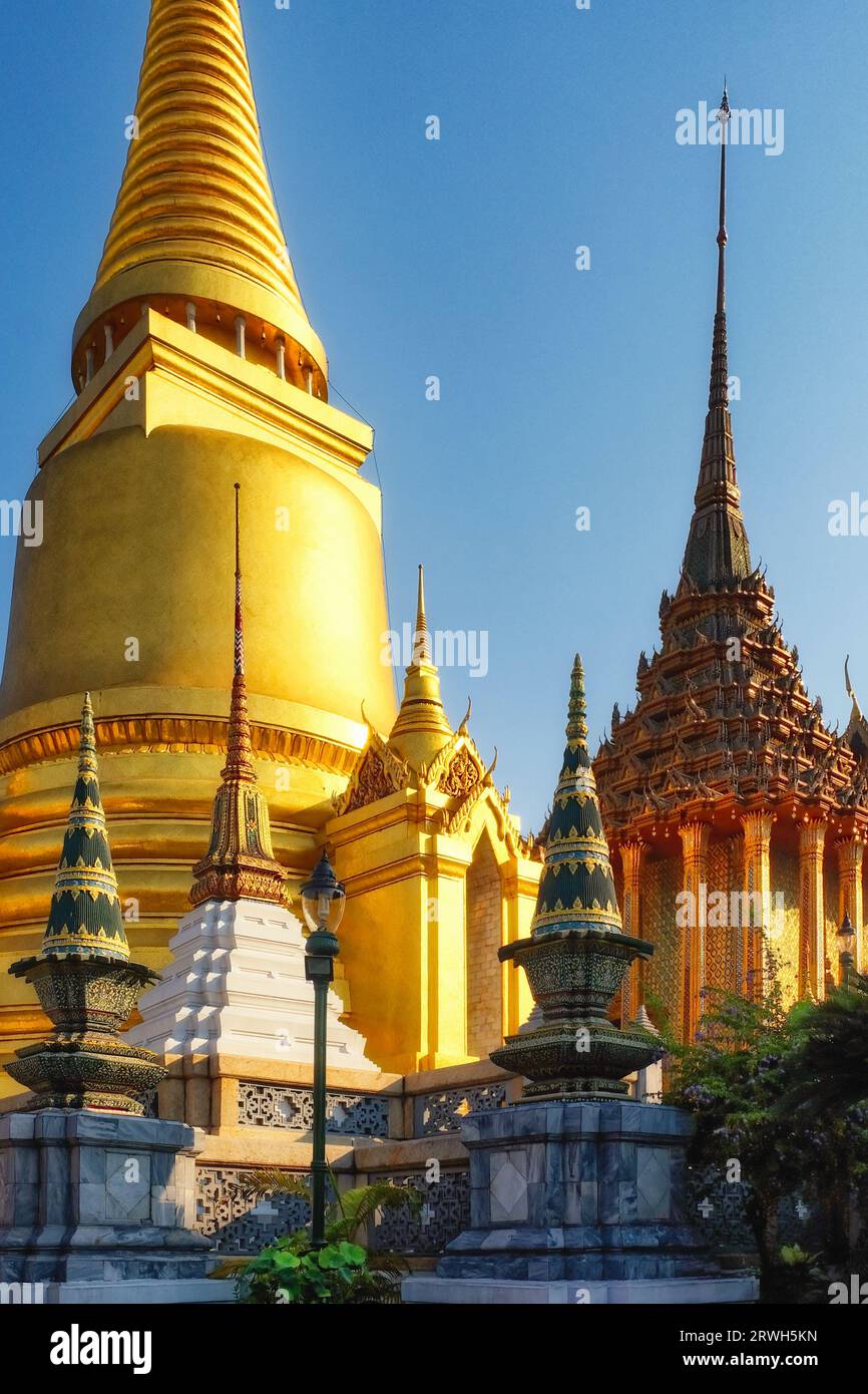 Splendido tempio situato in Thailandia. Il complesso del tempio è composto da più edifici, ognuno dei quali vanta tetti e pareti ornati. Queste strutture lo sono Foto Stock