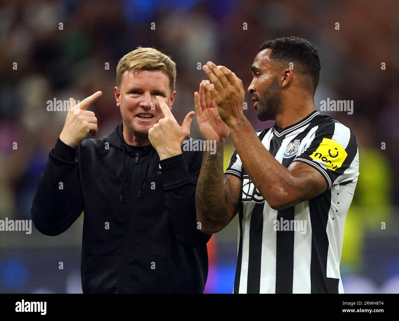 L'allenatore del Newcastle United Eddie Howe e Callum Wilson applaudono i tifosi dopo la partita del gruppo F di UEFA Champions League a San Siro, Milano. Data foto: Martedì 19 settembre 2023. Foto Stock