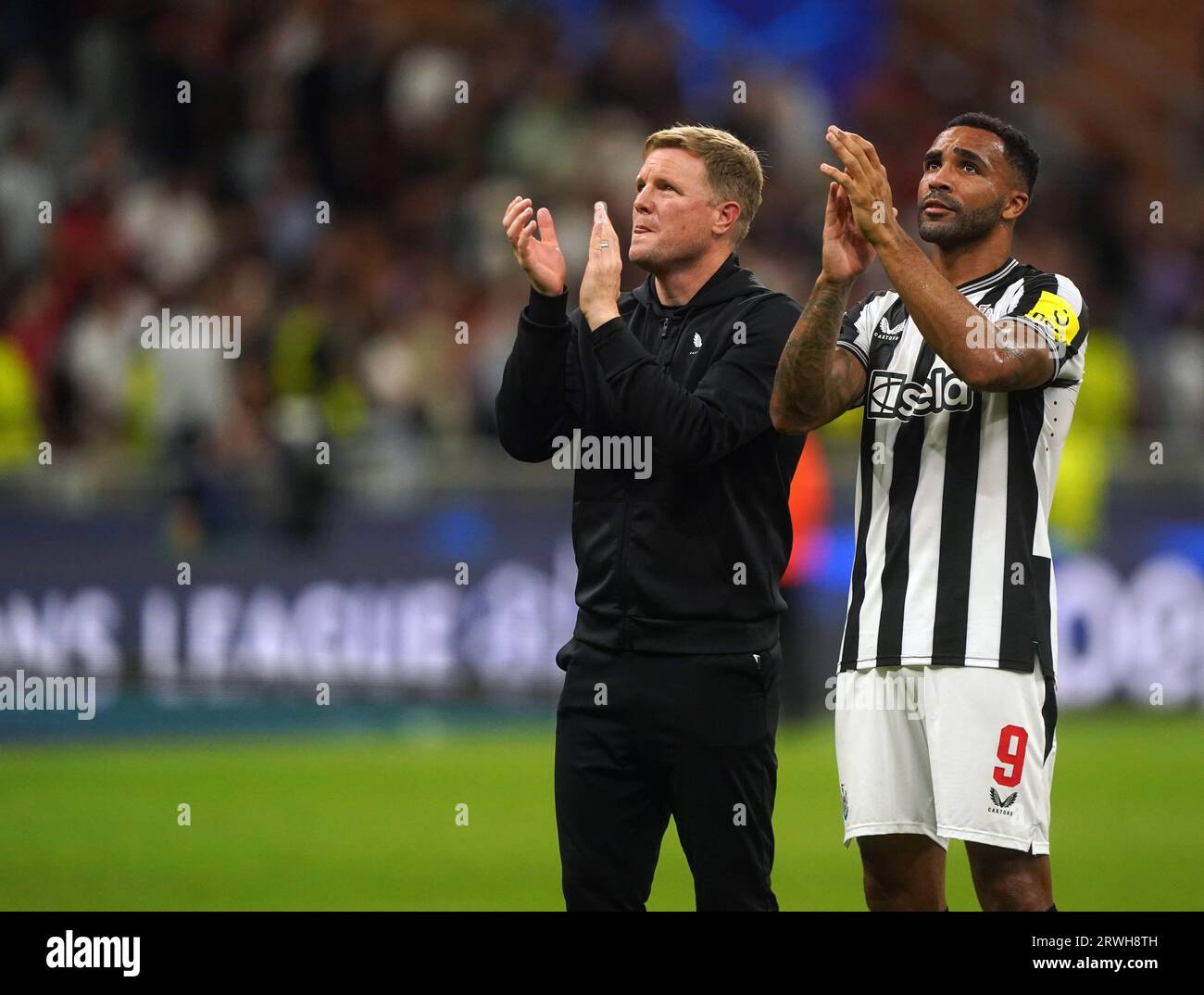 L'allenatore del Newcastle United Eddie Howe e Callum Wilson applaudono i tifosi dopo la partita del gruppo F di UEFA Champions League a San Siro, Milano. Data foto: Martedì 19 settembre 2023. Foto Stock