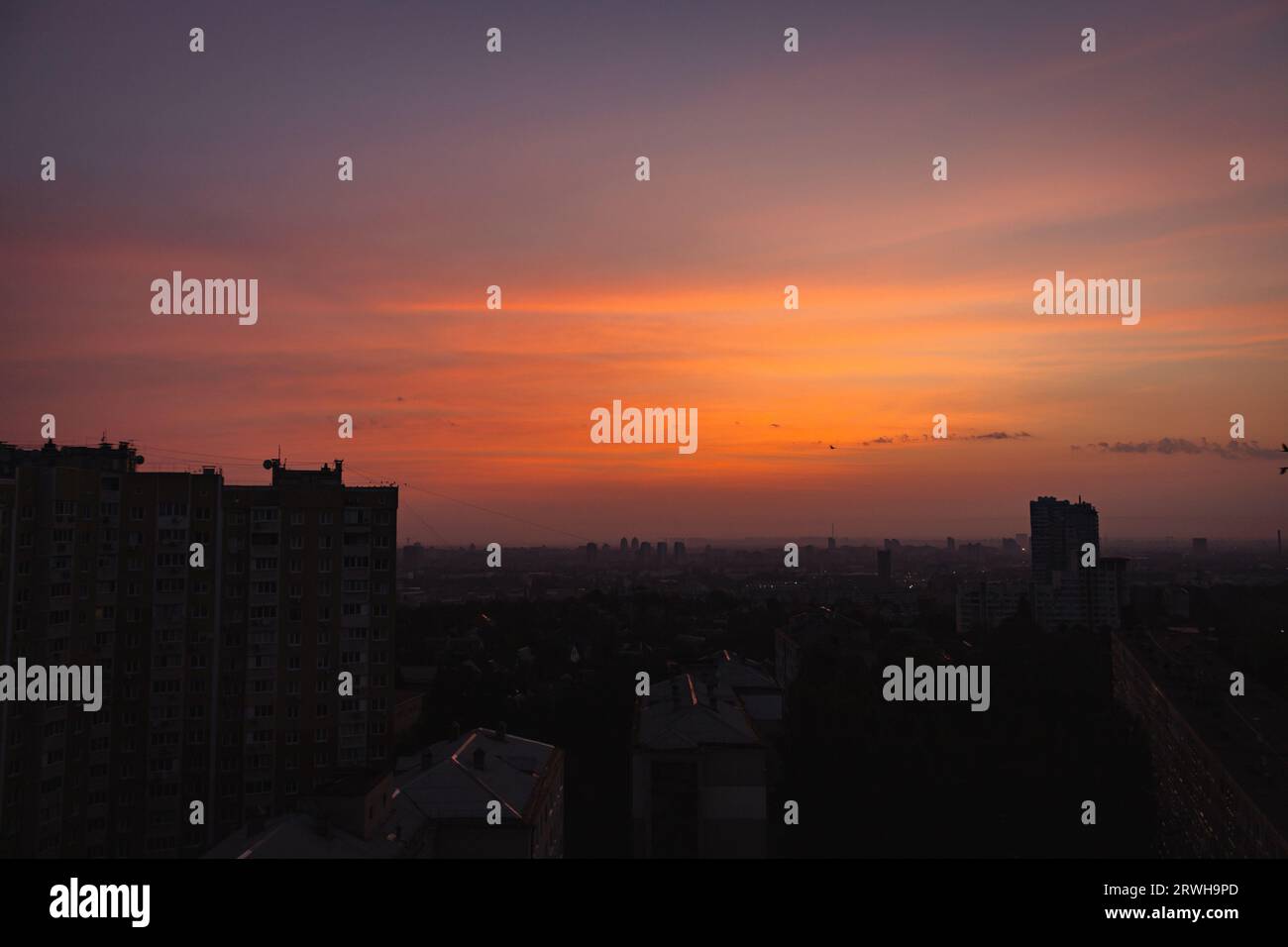 Il cielo dell'alba sulla città. Cielo gradiente mattutino sopra Kiev, Ucraina. Cielo all'alba al crepuscolo sugli edifici. Cielo serale aereo in centro. Cielo panoramico al tramonto Foto Stock