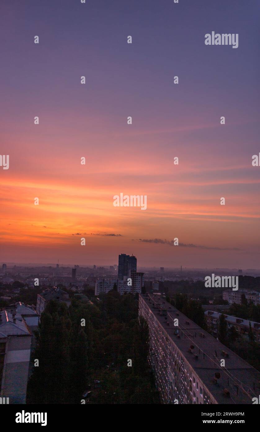 Il cielo dell'alba sulla città. Cielo gradiente mattutino sopra Kiev, Ucraina. Cielo all'alba al crepuscolo sugli edifici. Cielo serale aereo in centro. Cielo panoramico al tramonto Foto Stock