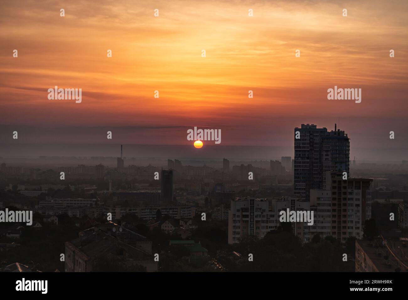 Il cielo dell'alba sulla città. Cielo gradiente mattutino sopra Kiev, Ucraina. Cielo all'alba al crepuscolo sugli edifici. Cielo serale aereo in centro. Cielo panoramico al tramonto Foto Stock