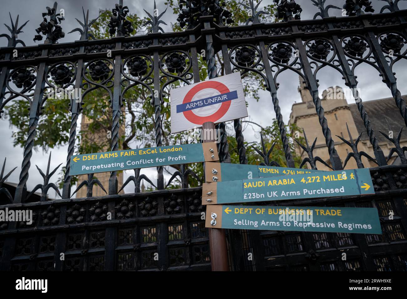 Gli attivisti anti-guerra organizzano una protesta fuori dagli edifici del Parlamento a Westminster, Londra, Regno Unito Foto Stock