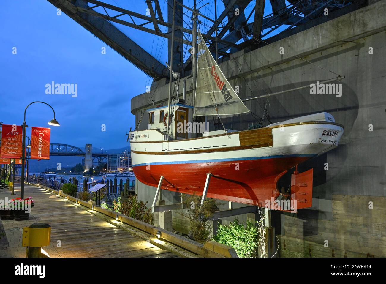 Rilievo, esposizione di barche storiche sotto il ponte Granville, Granville Island, Vancouver, British Columbia, Canada Foto Stock