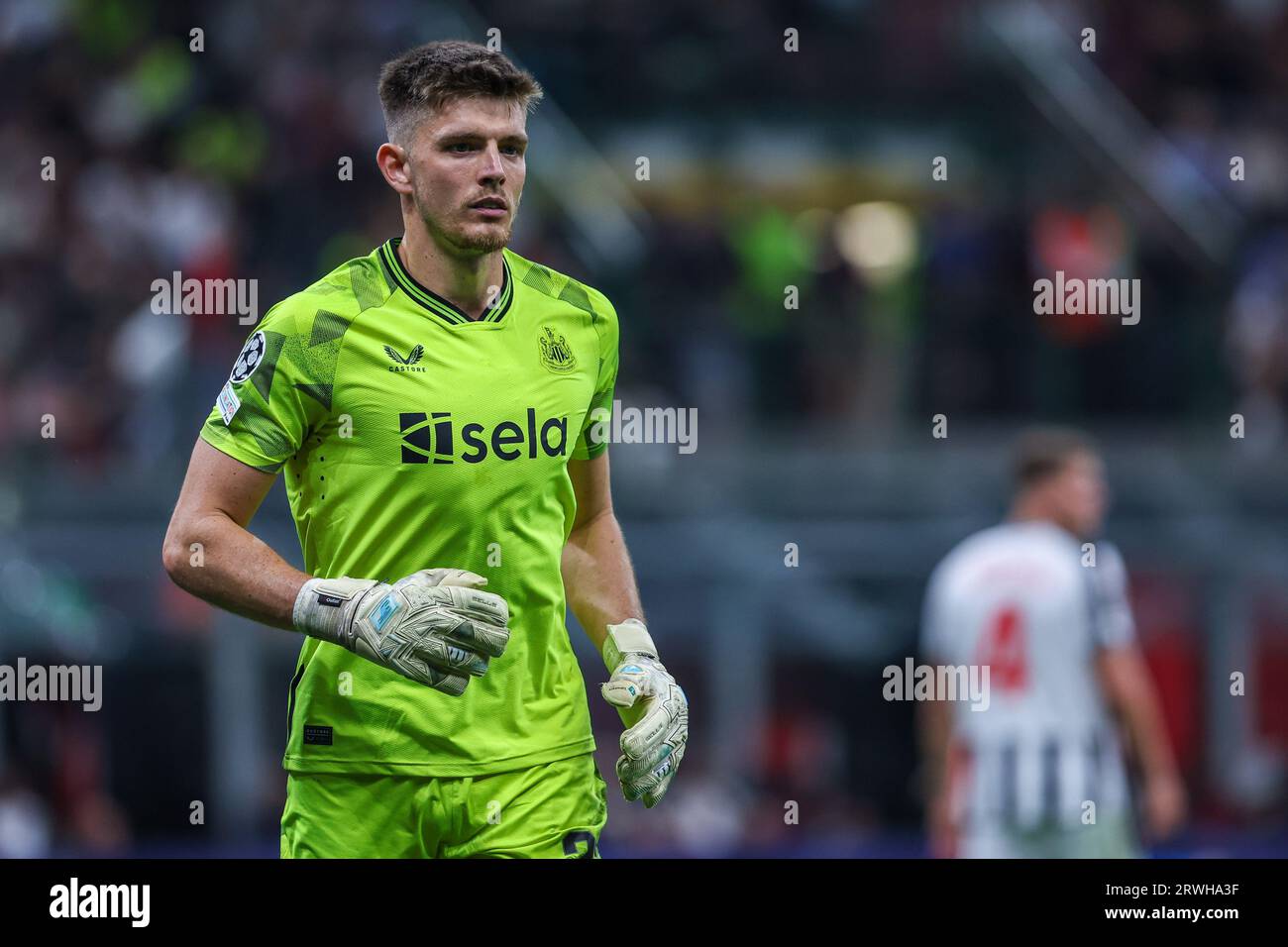 Milano, Italia. 19 settembre 2023. Nick Pope del Newcastle United FC visto in azione durante la fase a gironi di UEFA Champions League 2023/24 - partita di calcio del gruppo F tra l'AC Milan e il Newcastle United FC allo Stadio San Siro, Milano, Italia il 19 settembre 2023 credito: Agenzia fotografica indipendente/Alamy Live News Foto Stock