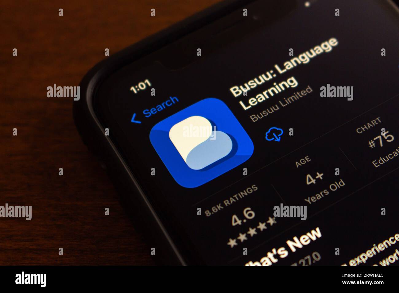 App Busuu visualizzata nell'App Store sullo schermo dell'iPhone. Busuu è un servizio di piattaforma di apprendimento delle lingue che consente agli utenti di interagire con i madrelingua. Foto Stock