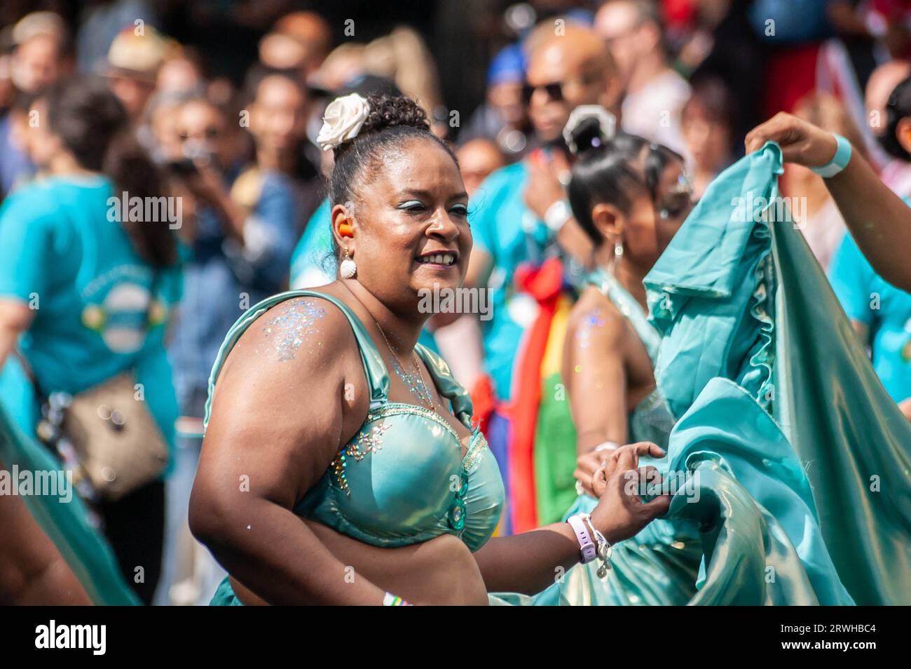 NOTTING HILL, LONDRA, INGHILTERRA - 28 agosto 2023: Interprete che indossa un abito samba al Carnevale di Notting Hill 2023 Foto Stock