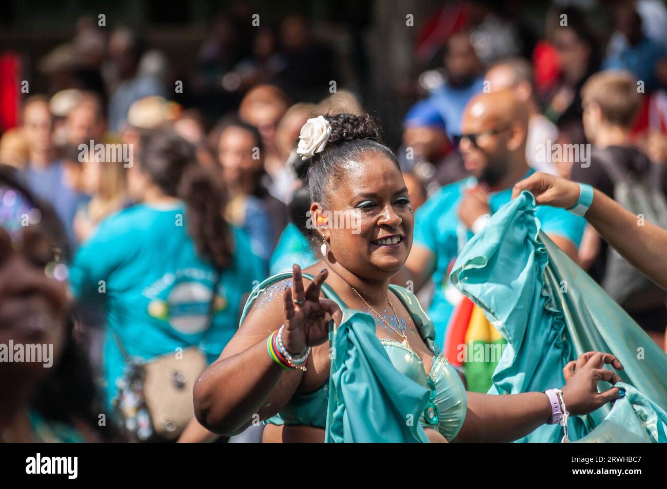 NOTTING HILL, LONDRA, INGHILTERRA - 28 agosto 2023: Interprete che indossa un abito samba al Carnevale di Notting Hill 2023 Foto Stock