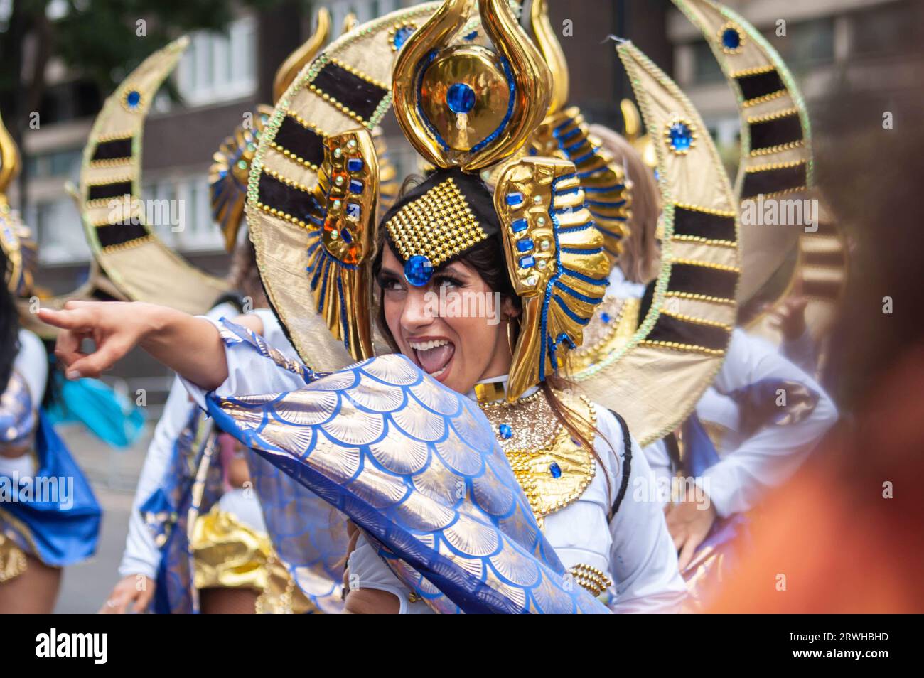 NOTTING HILL, LONDRA, INGHILTERRA - 28 agosto 2023: Donna che indossa un costume al Carnevale di Notting Hill 2023 Foto Stock