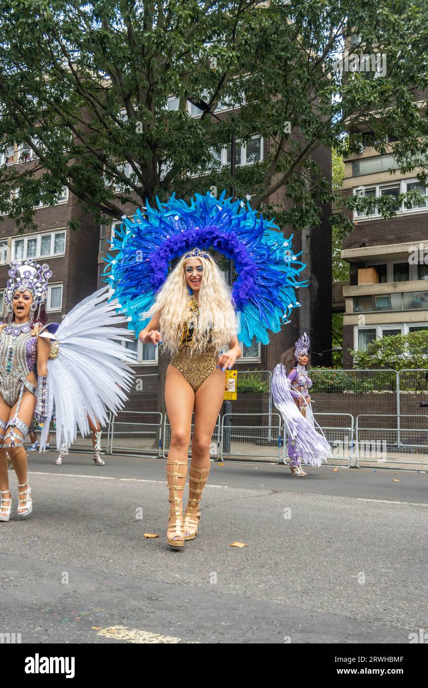 NOTTING HILL, LONDRA, INGHILTERRA - 28 agosto 2023: Donna che indossa un costume al Carnevale di Notting Hill 2023 Foto Stock
