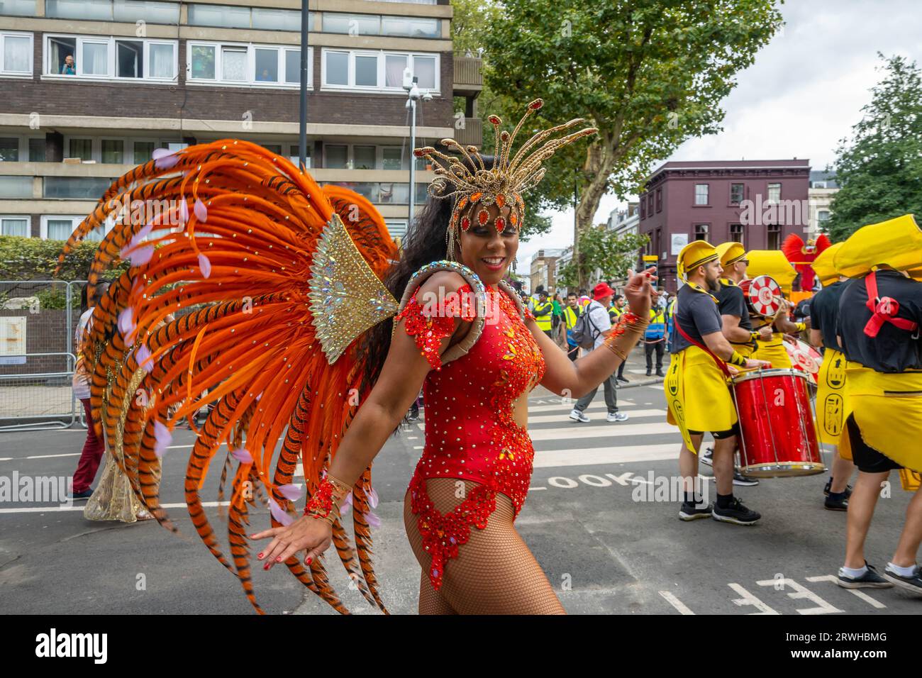 NOTTING HILL, LONDRA, INGHILTERRA - 28 agosto 2023: Donna che indossa un costume al Carnevale di Notting Hill 2023 Foto Stock