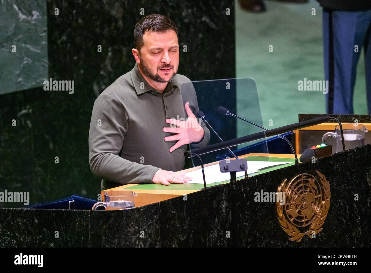 New York, USA. 19 settembre 2023. Il presidente ucraino Volodymyr Zelenskyy si rivolge alla sessione di apertura della 78a Assemblea generale delle Nazioni Unite presso la sede delle Nazioni Unite. Crediti: Enrique Shore/Alamy Live News Foto Stock