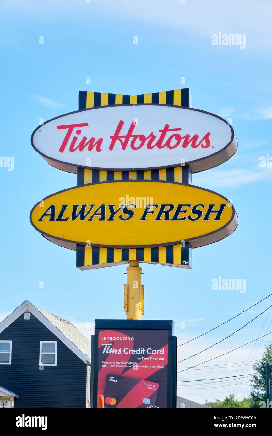 Il segno di Tim Hortons è stato fotografato contro un mago blu. Foto Stock