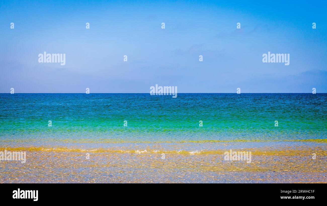 Sorvola il Golfo del Messico in una giornata limpida con onde dolci sulla costa della Florida Foto Stock
