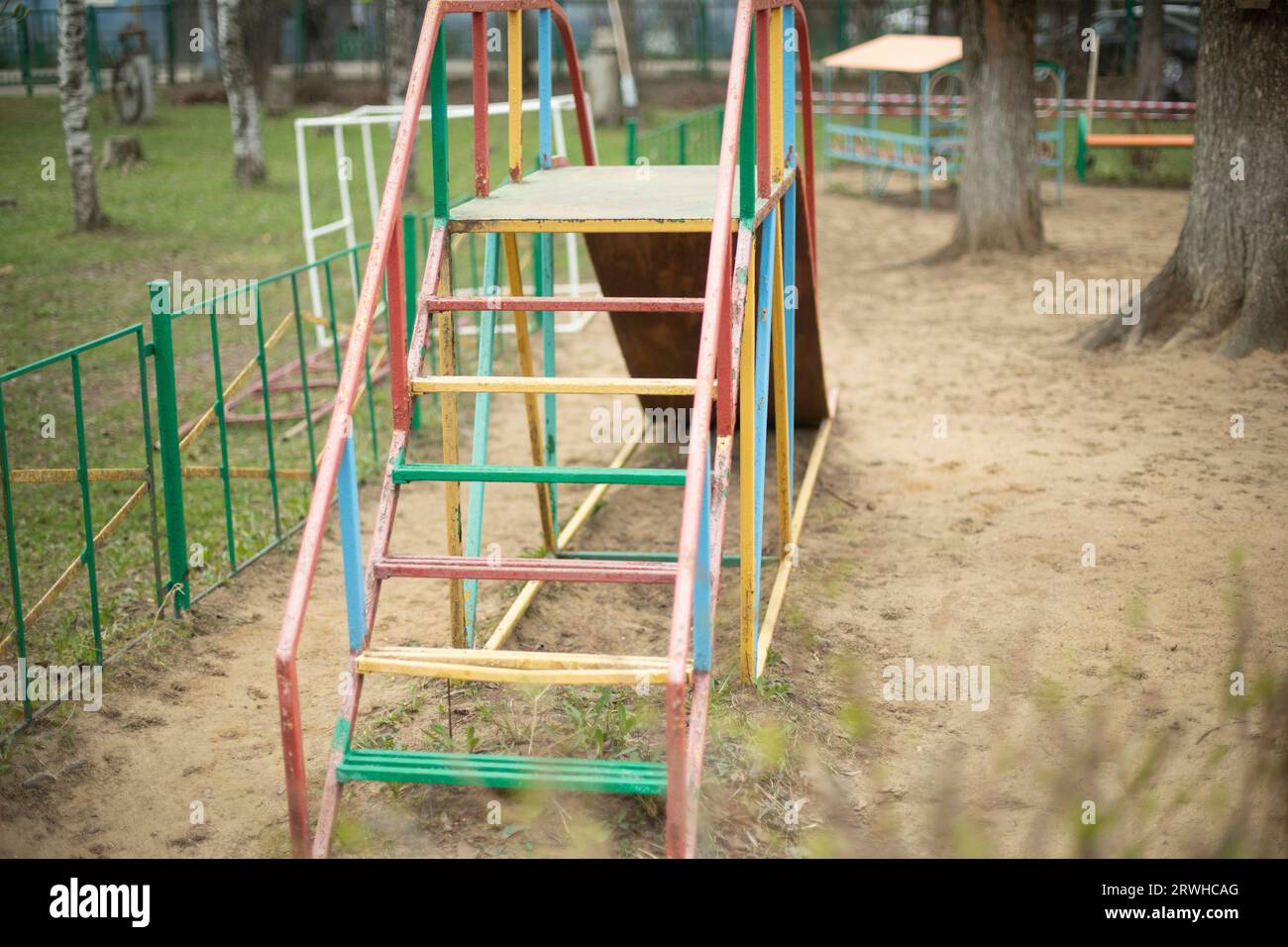 Scivolare sul parco giochi. Area giochi per bambini. Area giochi nel cortile. Diapositiva. Foto Stock