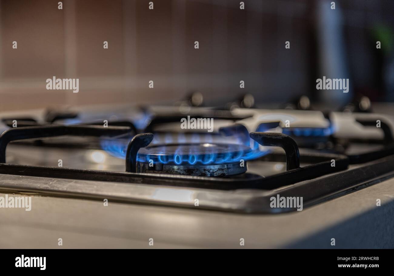 Fornelli a gas in primo piano, fornelli a gas, fiamme a gas brucianti Foto Stock