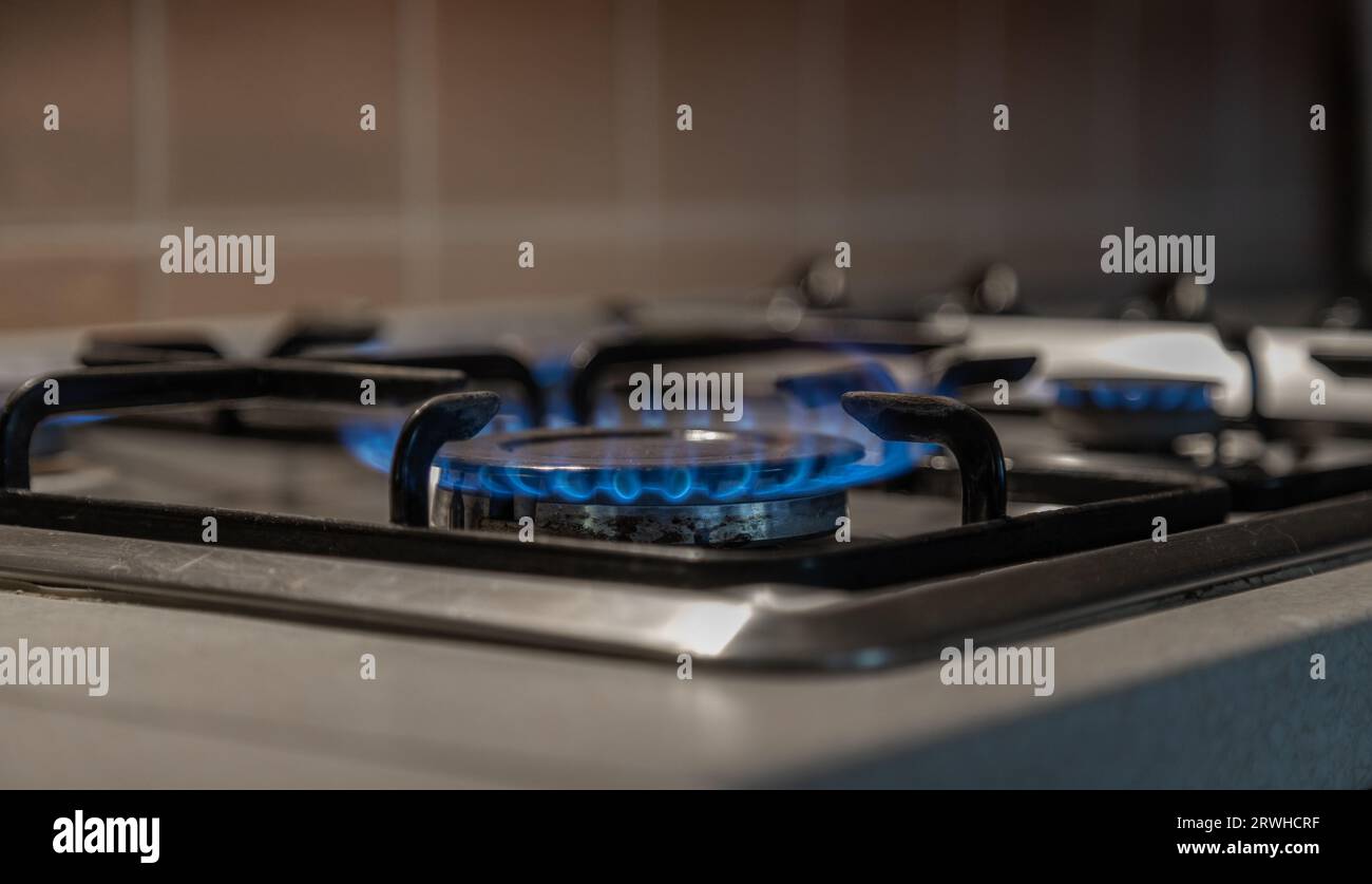 Fornelli a gas in primo piano, fornelli a gas, fiamme a gas brucianti Foto Stock