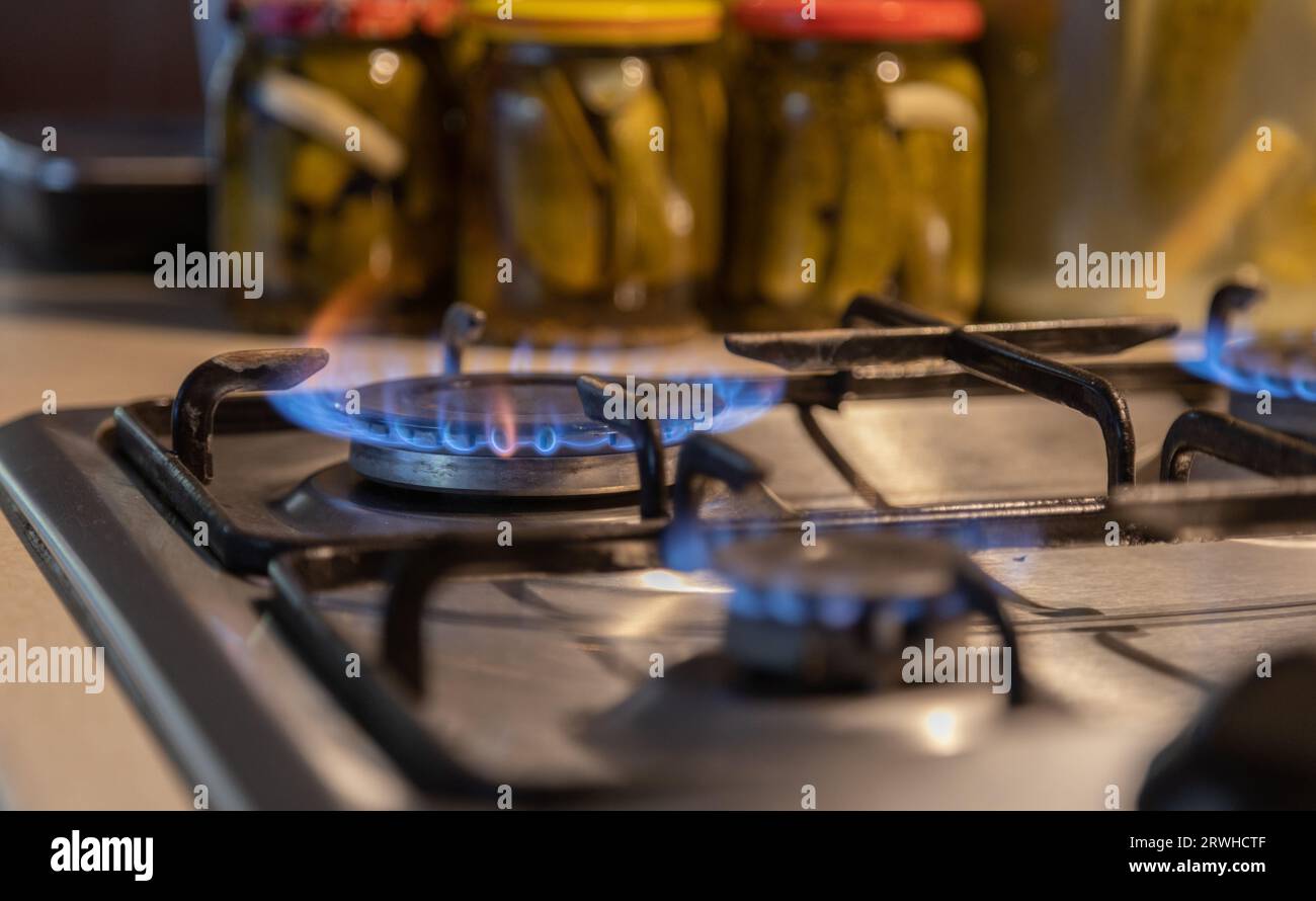Fornelli a gas in primo piano, fornelli a gas, fiamme a gas brucianti Foto Stock