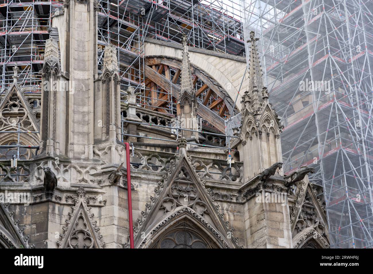 Parigi, Francia. 29 agosto 2023: Vista della cattedrale di Notre-Dame de Paris mentre i lavori di restauro e ricostruzione continuano dopo il drammatico incendio Foto Stock