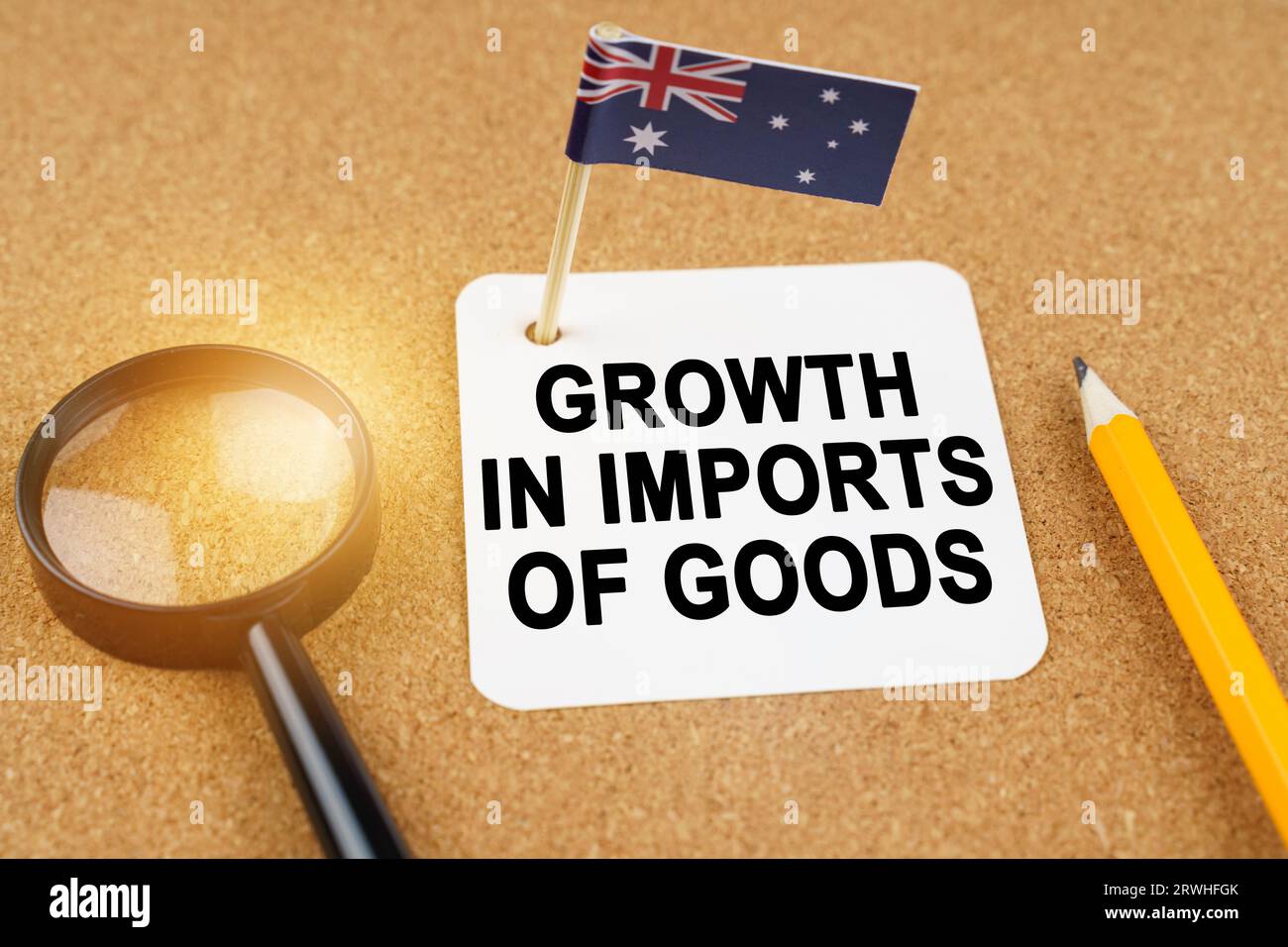 Economia e finanza. Sul tavolo ci sono una lente d'ingrandimento, una matita, la bandiera dell'Australia e un foglio di carta con l'iscrizione - Growth i Foto Stock