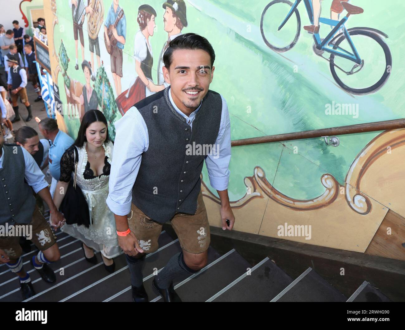 München, Deutschland 19. Settembre 2023: Fussball, Herren, 3.Liga, Saison 2023/2024, TSV 1860 München, Wiesnbesuch, Oktoberfest, Wiesn, hacker Festzelt Eroll Zejnullahu (TSV 1860 München) a Tracht, Lederhose Foto Stock