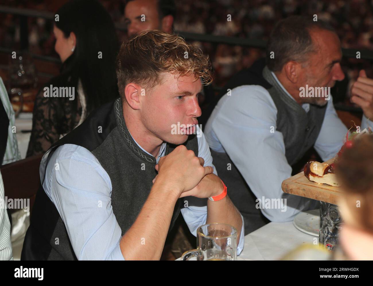 München, Deutschland 19. Settembre 2023: Fussball, Herren, 3.Liga, Saison 2023/2024, TSV 1860 München, Wiesnbesuch, Oktoberfest, Wiesn, hacker Festzelt Kilian Ludewig (TSV 1860 München) a Tracht, sitzend Foto Stock