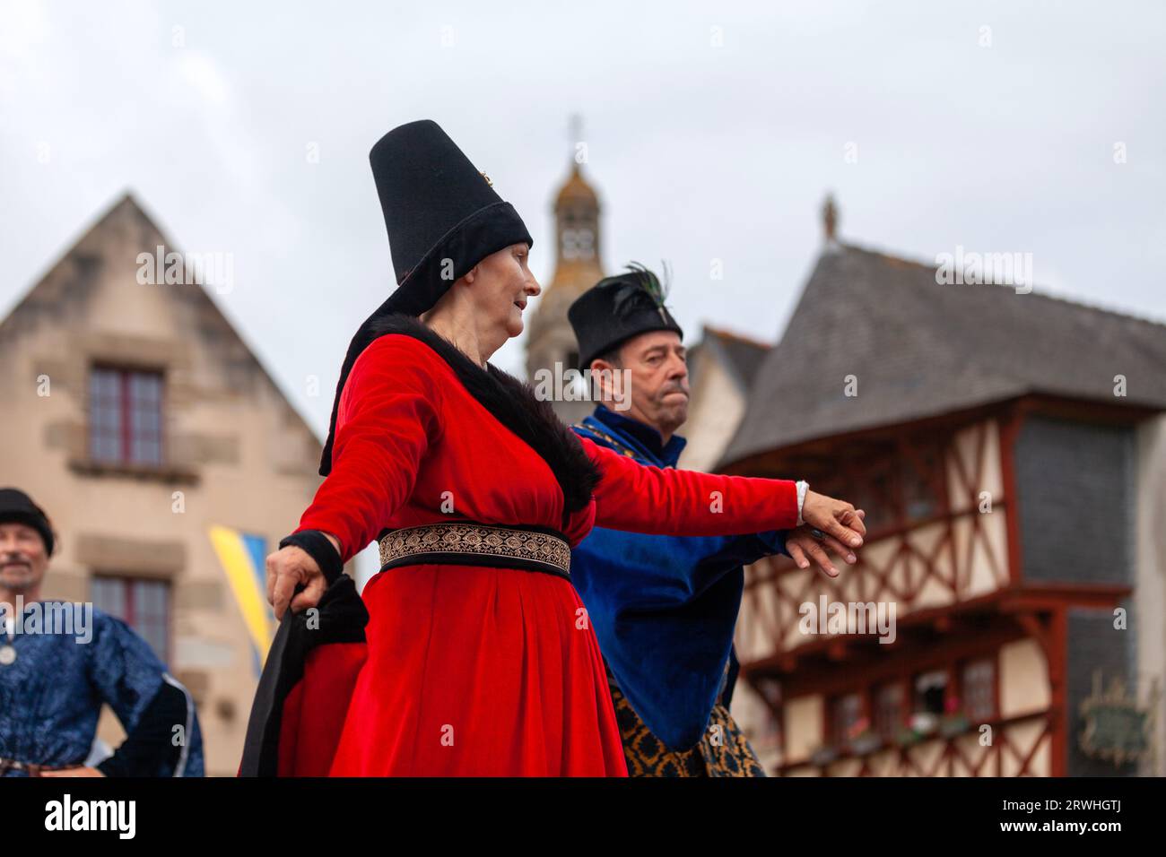 Saint Renan, Francia - 16 luglio 2023: Coppia che balla in abiti medievali su una piattaforma situata sulla vecchia piazza del mercato durante il San Renano medievale Foto Stock