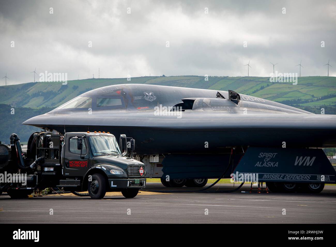 Lajes, Portogallo. 12 settembre 2023. Un bombardiere Stealth Spirit B-2 dell'aeronautica statunitense con il 509th Bomb Wing, esegue un rifornimento di fossa calda presso Lakes Field, il 12 settembre 2023 a Lajes, Azzorre, Portogallo. Credito: Cristina Oliveira/USA Air Force Photo/Alamy Live News Foto Stock