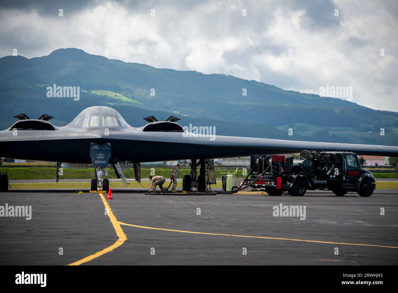 Lajes, Portogallo. 12 settembre 2023. Un bombardiere Stealth Spirit B-2 dell'aeronautica statunitense con il 509th Bomb Wing, esegue un rifornimento di fossa calda presso Lakes Field, il 12 settembre 2023 a Lajes, Azzorre, Portogallo. Credito: Cristina Oliveira/USA Air Force Photo/Alamy Live News Foto Stock