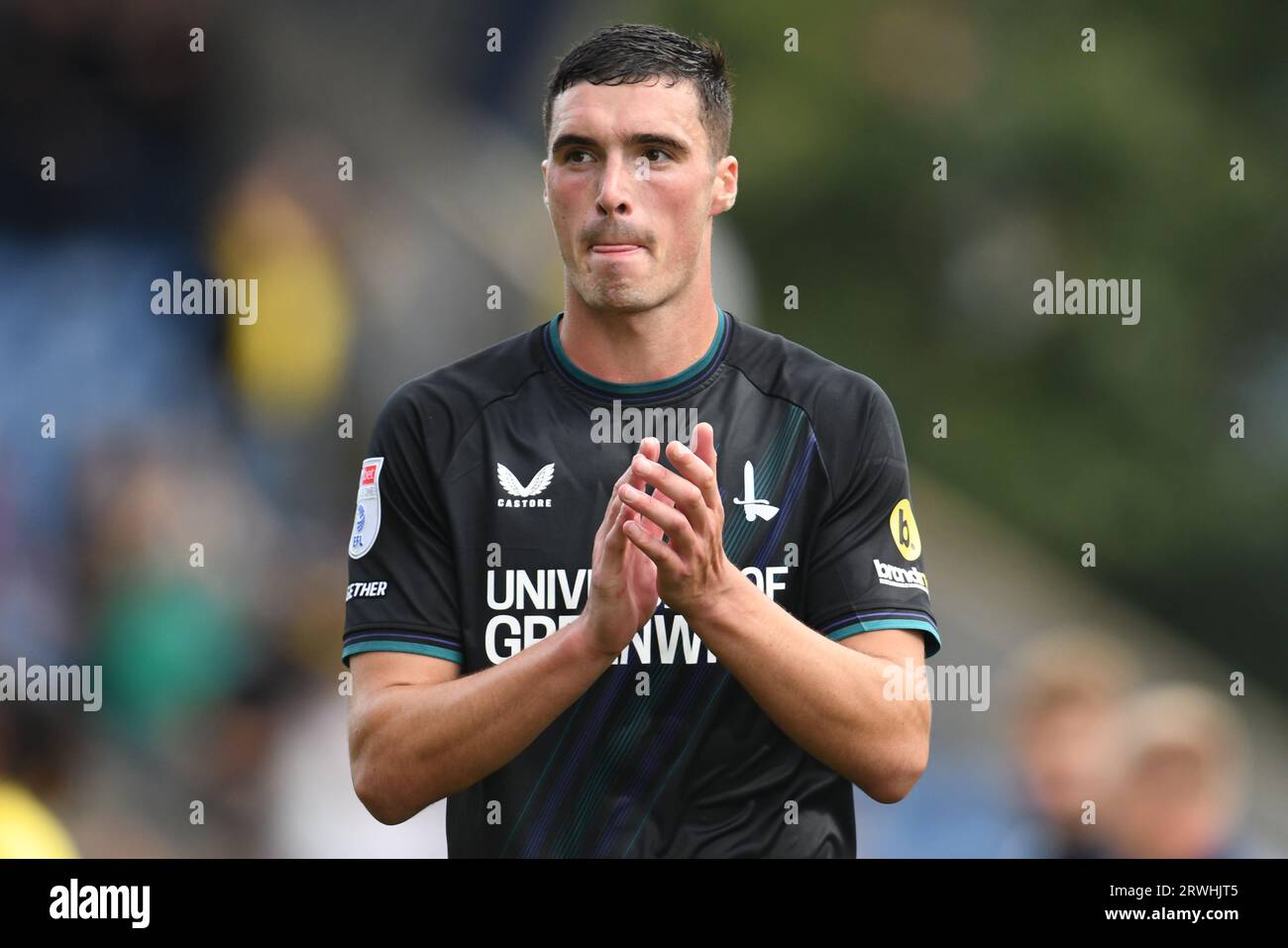 Oxford, Inghilterra. 26 agosto 2023. Lloyd Jones del Charlton Athletic applaude i suoi sostenitori dopo la sconfitta contro l'Oxford United al Kassam Stadium Foto Stock