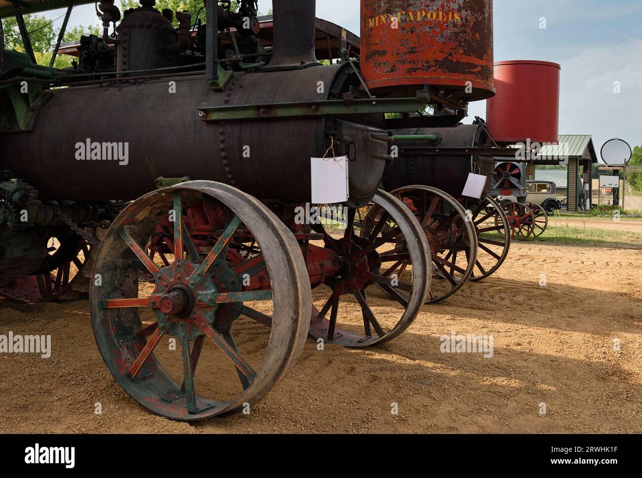 Trattori d'epoca parcheggiati in fila - estate Foto Stock