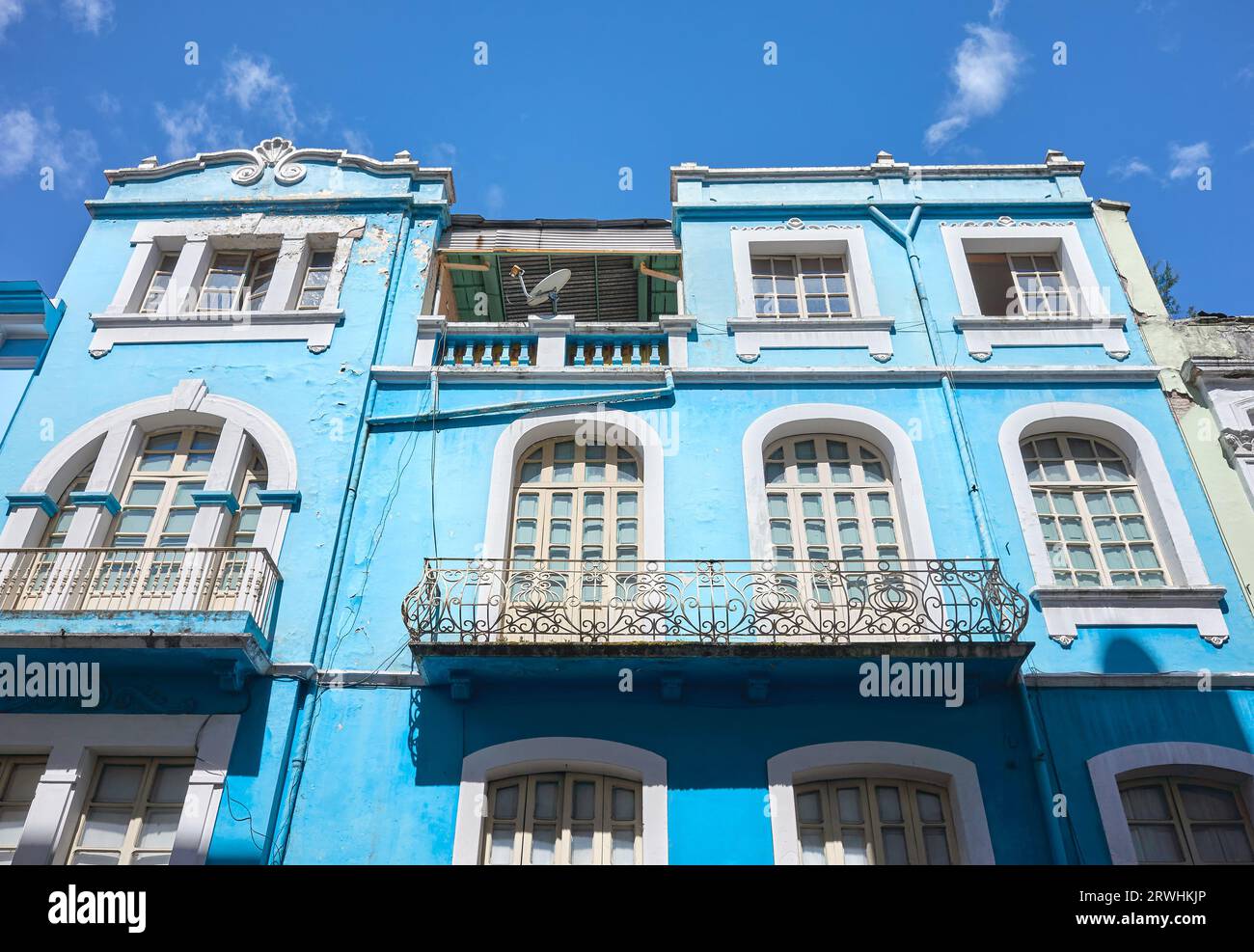Vista della strada della facciata di un vecchio edificio coloniale, Quito, Ecuador. Foto Stock