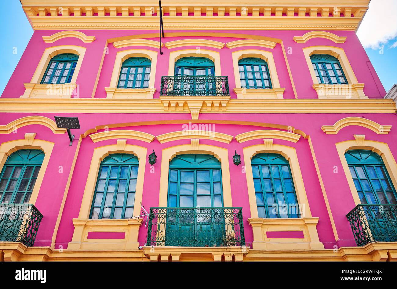 Vista della strada della facciata di un vecchio edificio coloniale, Quito, Ecuador. Foto Stock