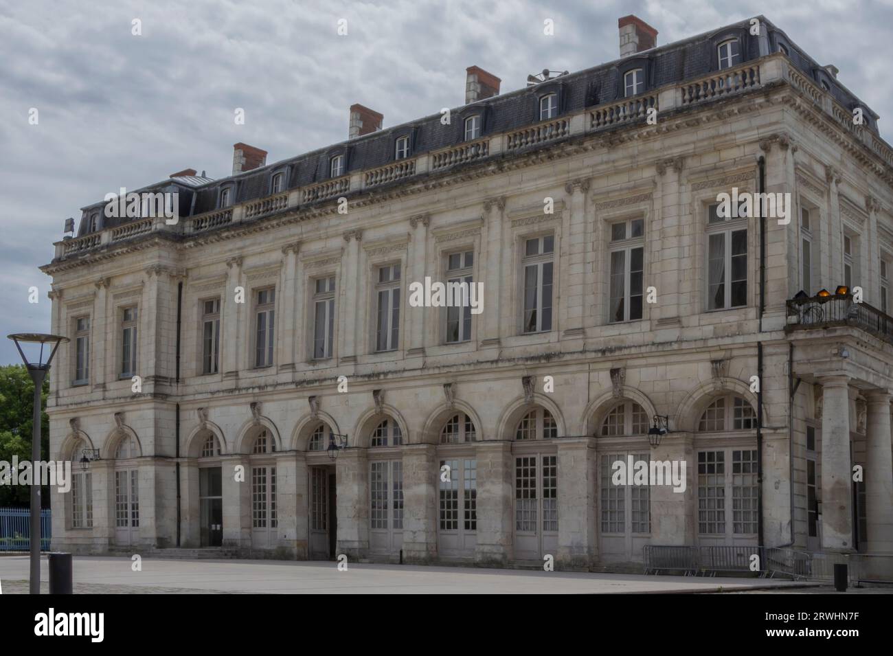 Grande edificio in stile francese fatto di pietra color crema su un'area pavimentata Foto Stock