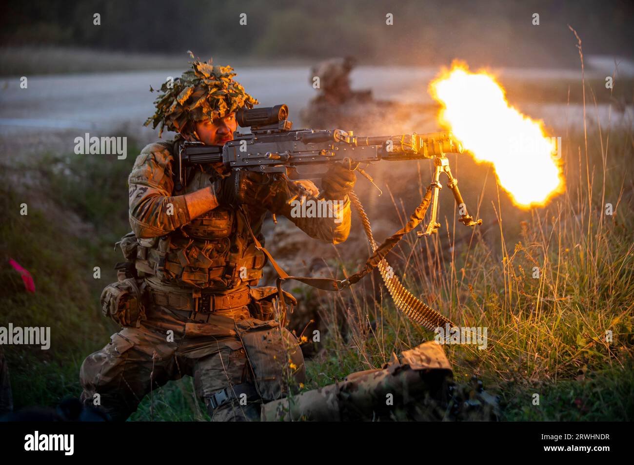 Hohenfels, Germania. 15 settembre 2023. Un soldato dell'esercito statunitense con il 2nd Cavalry Regiment spara una mitragliatrice leggera M240 durante una battaglia con forze nemiche simulate durante l'esercitazione Saber Junction 23 presso il Joint Multinational Readiness Center, il 14 settembre 2023 vicino a Hohenfels, in Germania. Credito: 1° Sgt. Michel Sauret/US Army Photo/Alamy Live News Foto Stock