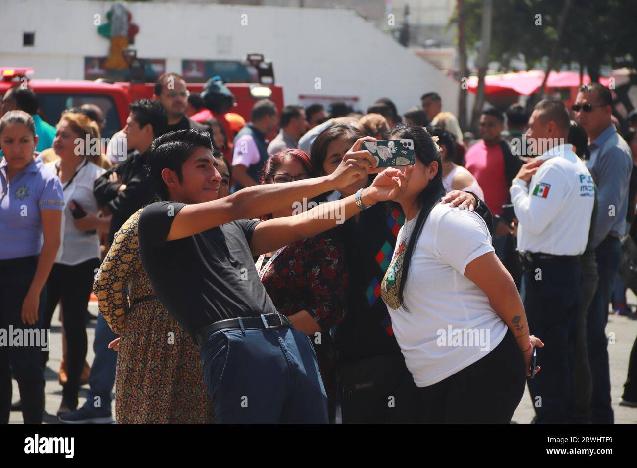 Nezahualcoyotl, Messico. 19 settembre 2023. 19 settembre 2023 a Nezahualcóyotl, Messico: La gente partecipa durante la seconda esercitazione nazionale 2023, con l'ipotesi di un terremoto di magnitudo 8,0 con un epicentro ad Acapulco, Guerrero nel palazzo municipale di Nezahualcóyotl. Il 19 settembre 2023. A città del Messico. (Foto di Carlos Santiago/ Eyepix Group/Sipa USA) credito: SIPA USA/Alamy Live News Foto Stock