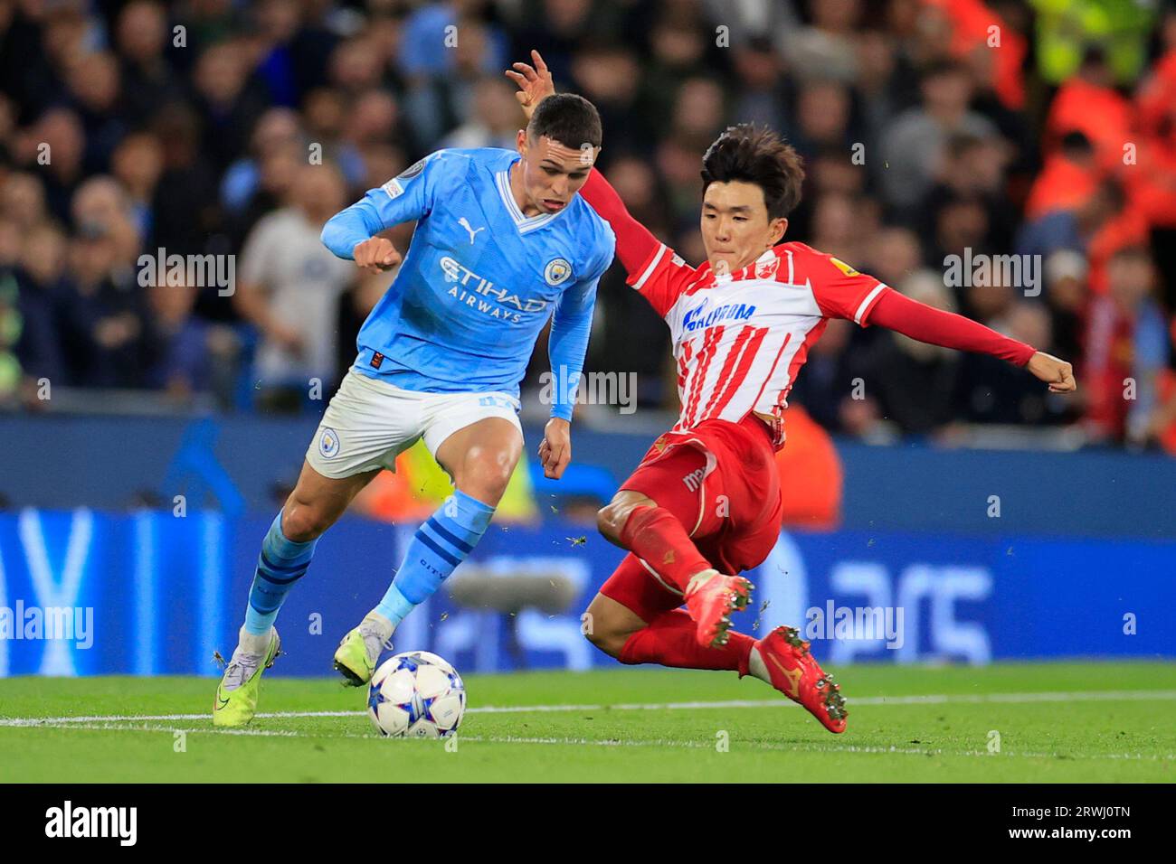 Phil Foden n. 47 del Manchester City è sfidato da in-beom Hwang n. 66 della Stella Rossa di Belgrado durante la partita di UEFA Champions League Manchester City vs Red Star Belgrado all'Etihad Stadium, Manchester, Regno Unito, 19 settembre 2023 (foto di Conor Molloy/News Images) Foto Stock