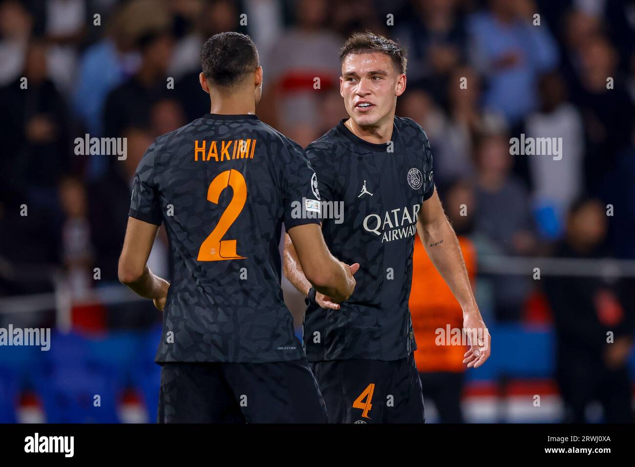 PARIGI, FRANCIA - 19 SETTEMBRE: Achraf Hakimi (Paris Saint-Germain) e Manuel Ugarte (Paris Saint-Germain) festeggiano dopo aver segnato il gol 2:0 Foto Stock