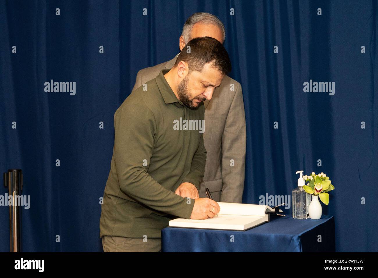New York, USA. 19 settembre 2023. Il Segretario generale Antonio Guterres incontra il Presidente dell'Ucraina Volodymyr Zelenskyy presso la sede delle Nazioni Unite a New York il 19 settembre 2023. Il presidente Volodymyr Zelenskyy ha firmato un libro degli ospiti. (Foto di Lev Radin/Sipa USA) credito: SIPA USA/Alamy Live News Foto Stock